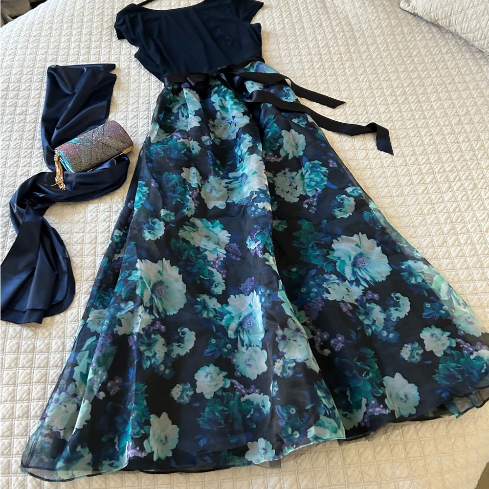 SLNY Beautiful Full Length Dress.